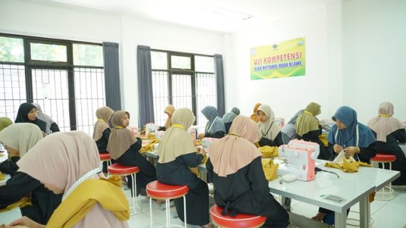 Sukses Gelar Pelatihan Menjahit, BLKK Miftahul Huda Blawe Lahirkan Desainer Muda Berbakat