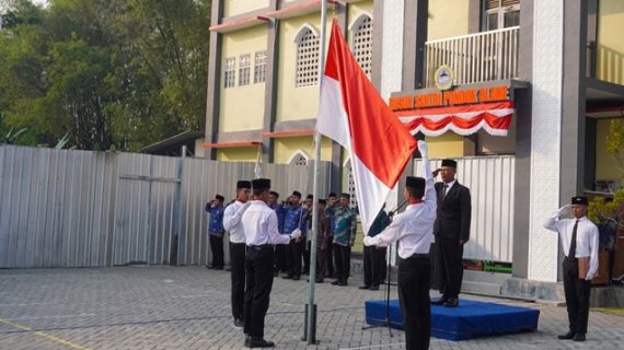 Pesantren Pondok Blawe Gelar Upacara HUT RI ke-81, Tanamkan Semangat Nasionalisme